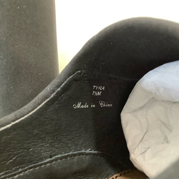 NWOB Donald J Pliner
Tyra Pointed-Toe Ankle Boot - Picture 13 of 16